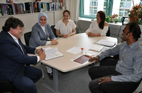 Prof. Boccaccini and the 4 members of the AVH foundation seating around a table having a discussion.