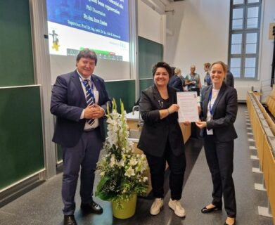 Prof. Boccaccini and Dr. Ünalan standing with the DFG representative and her diploma.