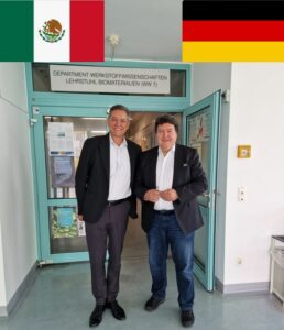 Prof. Boccaccini and Prof. Diaz de la Torre in the hall of the institute.