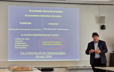 Prof. Boccaccini giving a presentation on bioactive materials, in spanish.