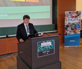 Prof. Boccaccini presenting at a podium, with the slides of his presentation behind him.