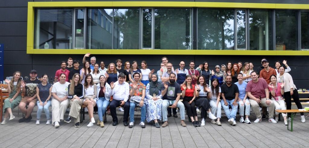 Prof. Boccaccini with all the students from our university smiling