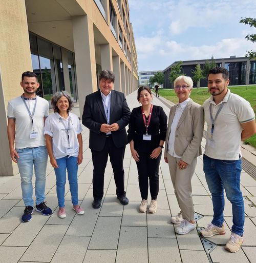 Prof. Boccaccini in front of the building with the professors and students