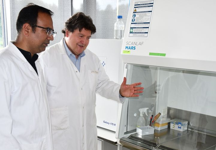 Prof. Boccaccini showing the laboratories to Prof. Gaharwar