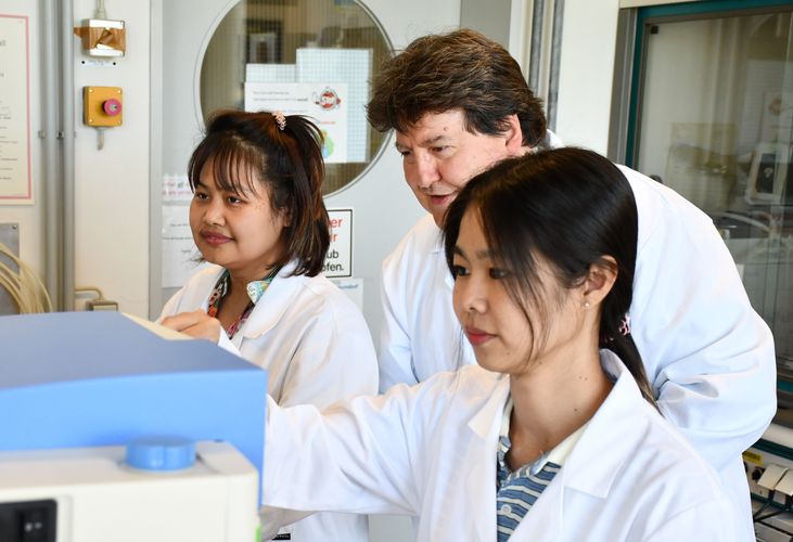 Prof. Bocaccini with the visitors in the laboratories