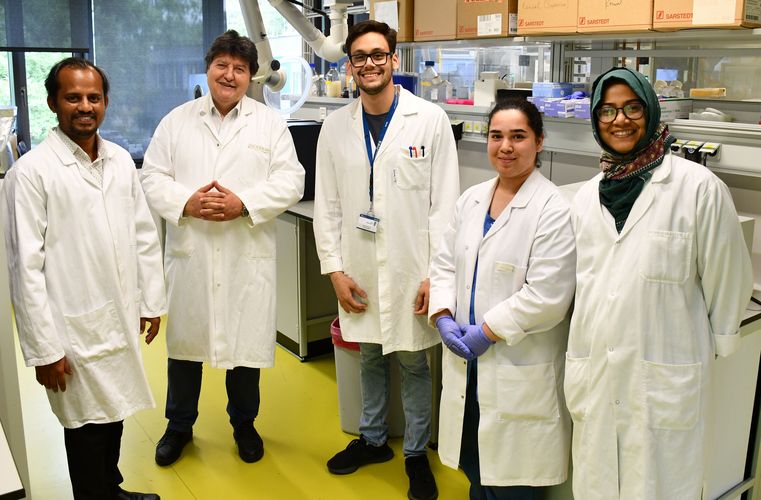 Prof. Boccaccini with Prof. Dhakshinamoorthy in the laboratories