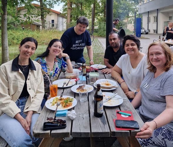 Prof. Boccaccini at the table with postdocs and doctoral students of the chair