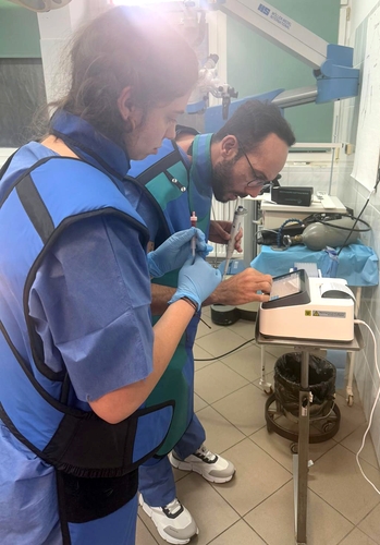 Luiza Mirt und Renato Matosinhos in the operation room