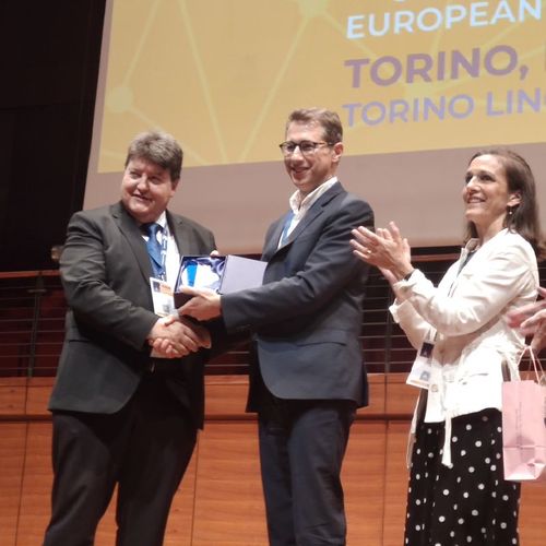 Prof. Boccaccini receiving the award