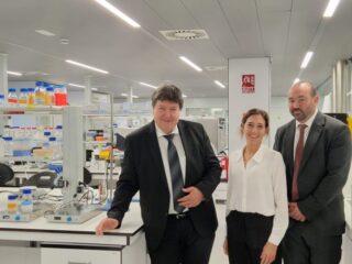 Prof. Boccaccini with the professor from UIC in the laboratories